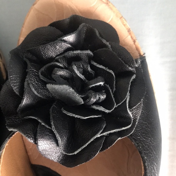 b.o.c. black leather, ankle closure, leather flower motif, wedge sandals size 9 - Picture 9 of 12